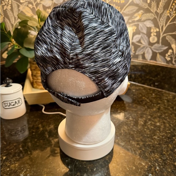 Stylish Black and Gray Unisex Cap - Picture 4 of 6
